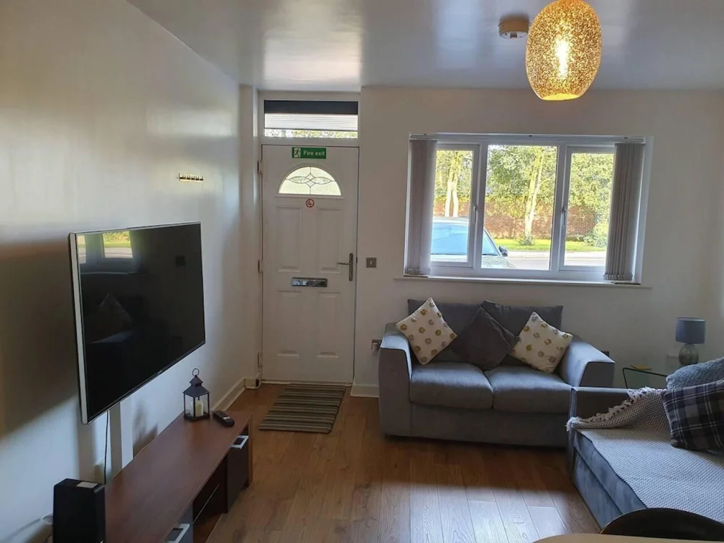 Immaculate 2-bed Apartment in Leigh