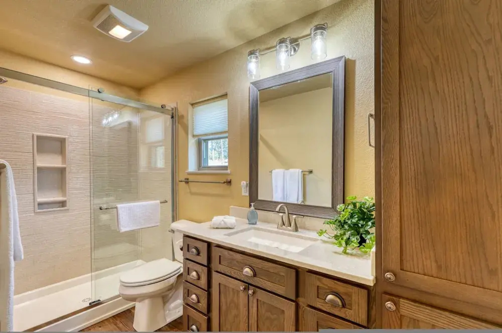 Modern Condo Near BH Attractions-garage Parking