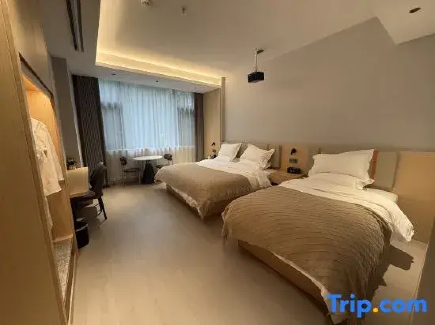 Yinghe Light Luxury Smart Homestay (Hengdian World Studios Store)