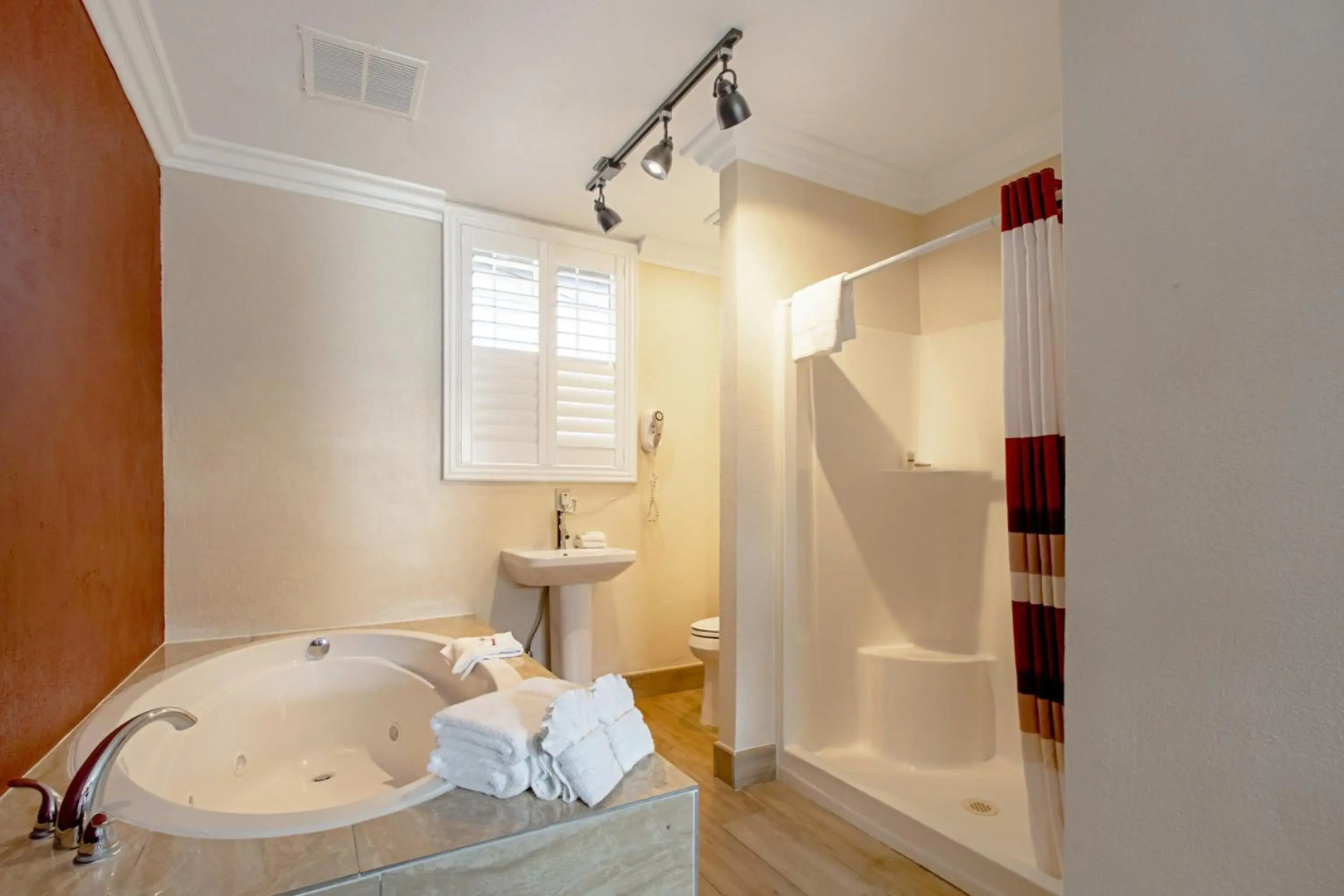 Red Roof Inn & Suites Monterey