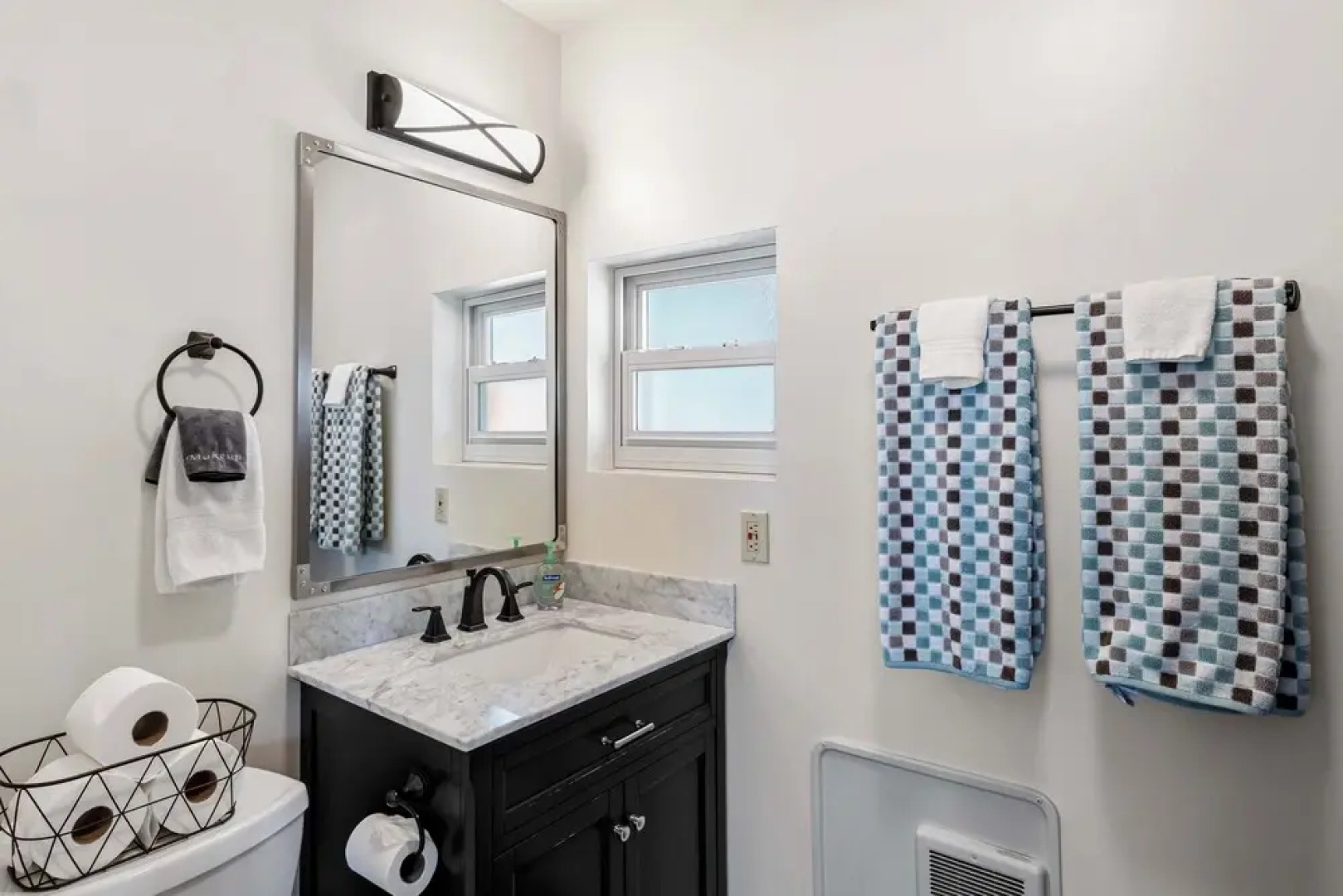 Lakefront Washington Home w/ Private Pool & Sauna