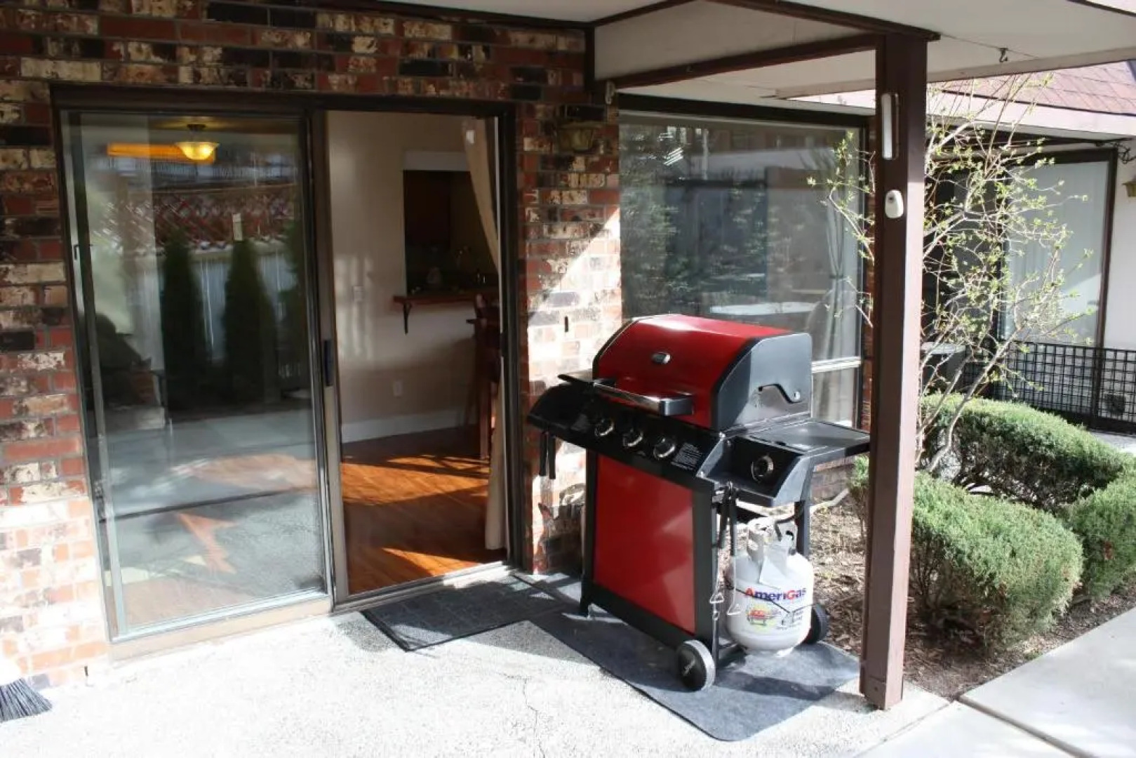 Next to Lake, Pool, 10 Acre Park, 1 Mile to Town, Best Prices