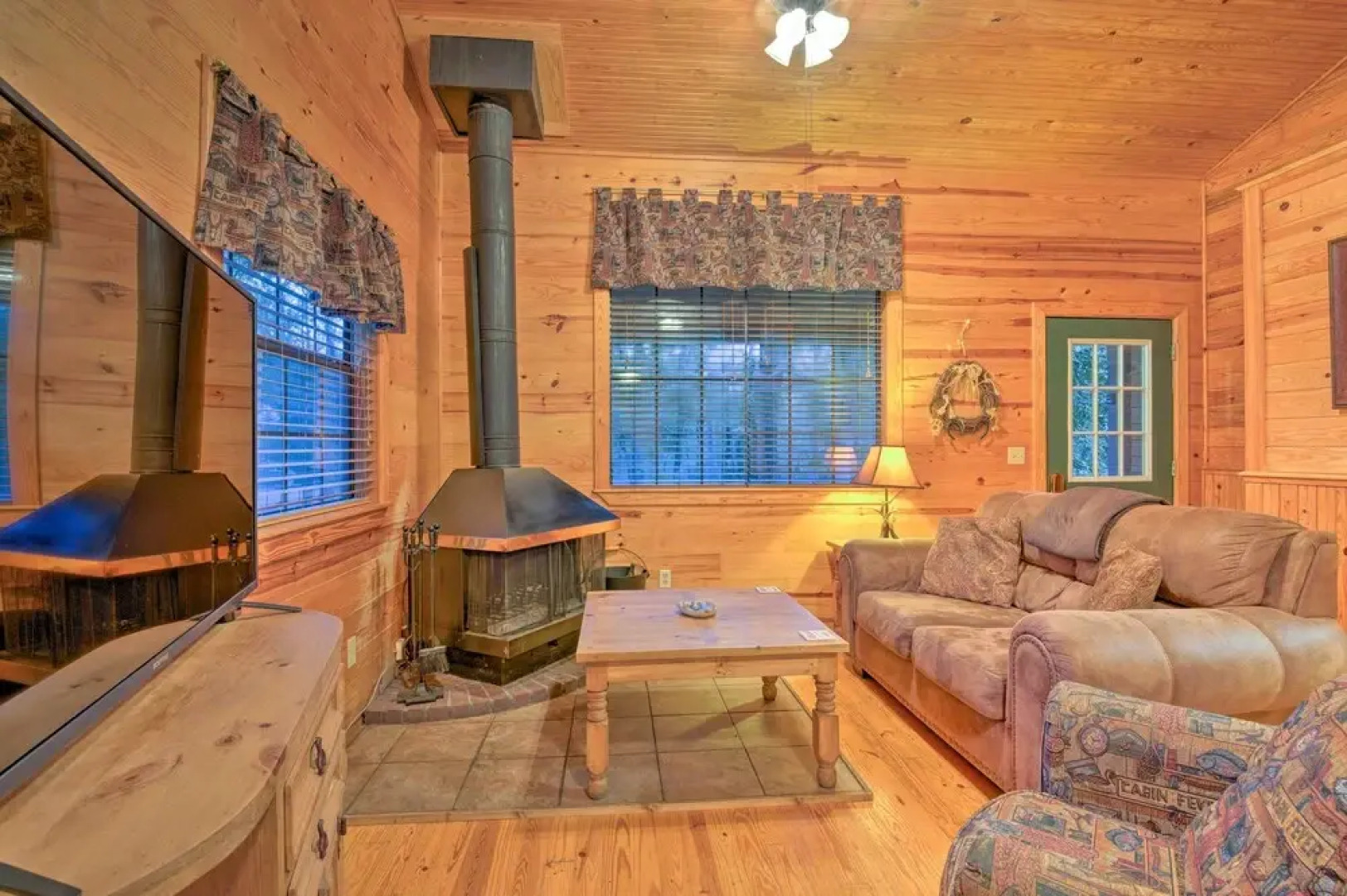 Hochatown Hideaway w/ Hot Tub, Grill & Fire Pit!