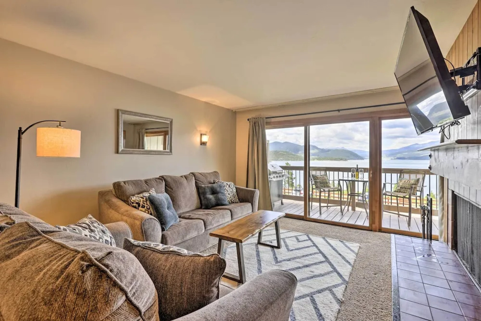 Lakefront Dillon Condo w/ Pool Access: Near Skiing