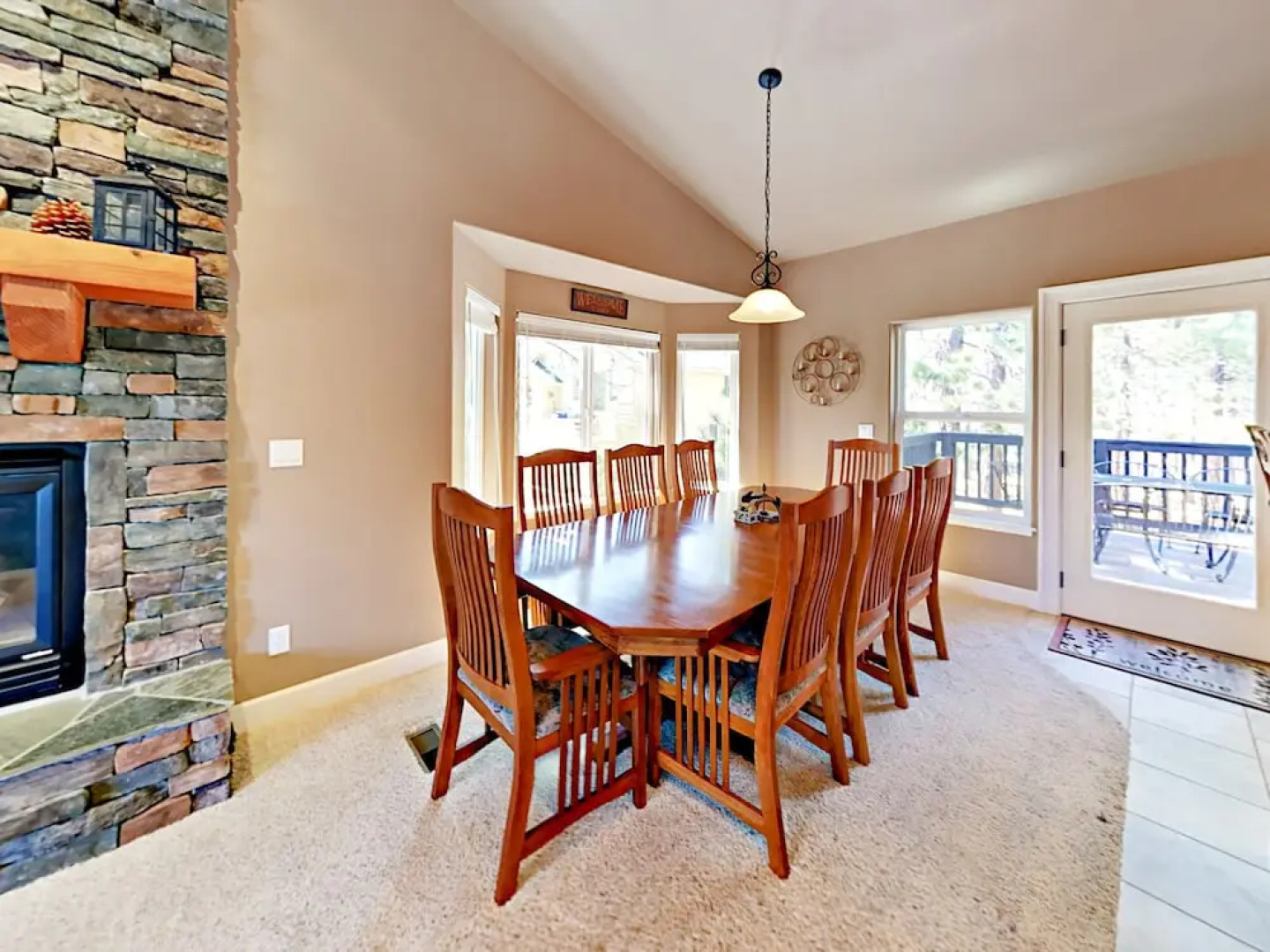 913 Lake Tahoe Blvd Home 4 Bedrooms 3.5 Bathrooms Home