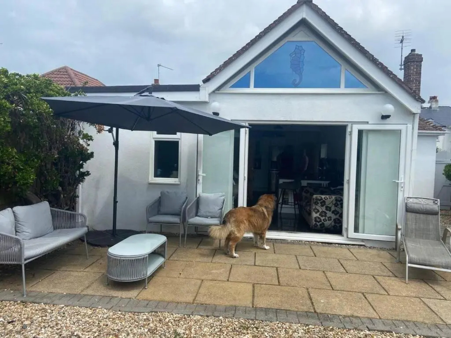 Pet Friendly, Unique 4-bed Bungalow in Porthcawl