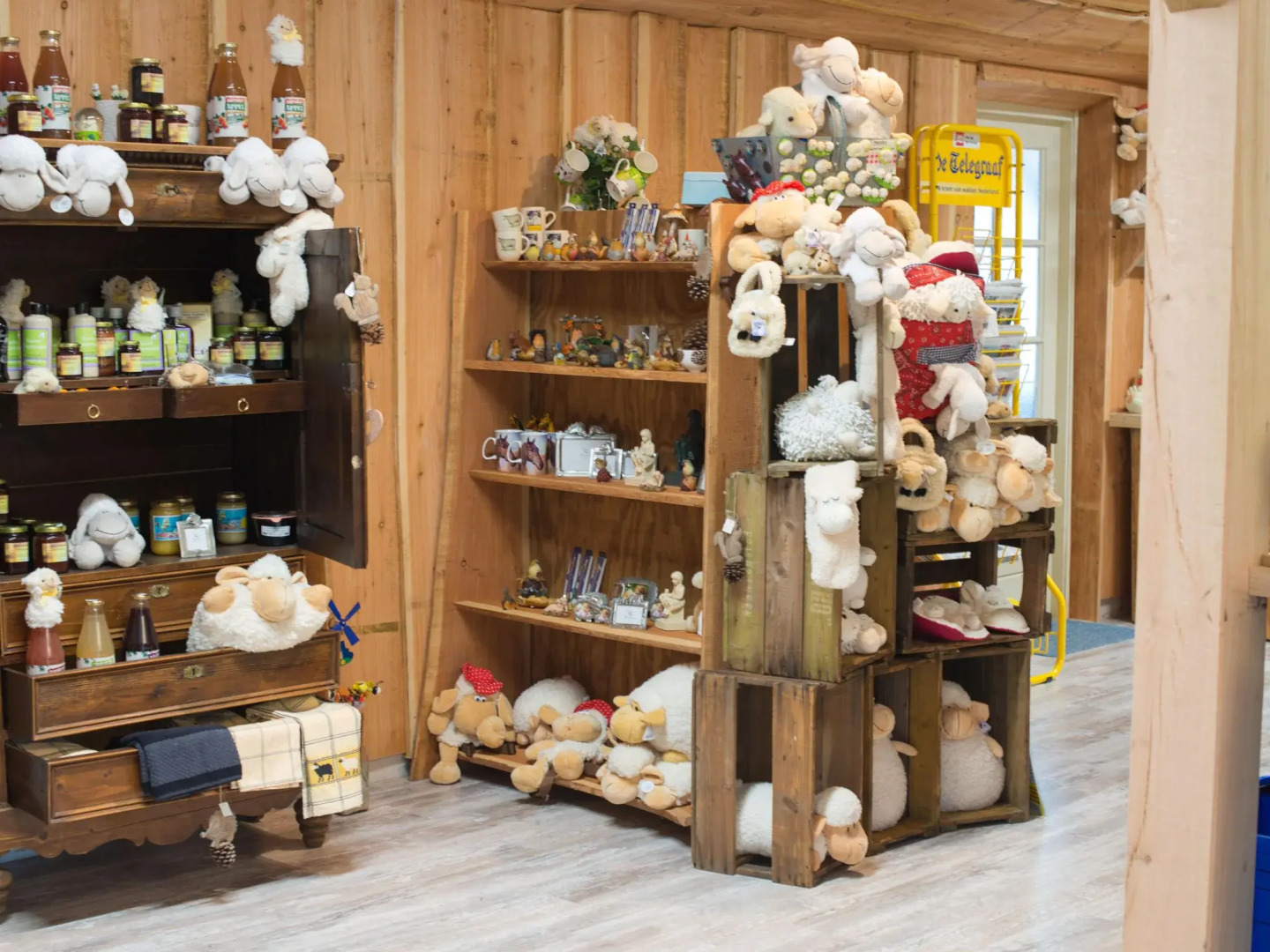 Spacious villa with sauna and hot tub, in a holiday park near a National Park