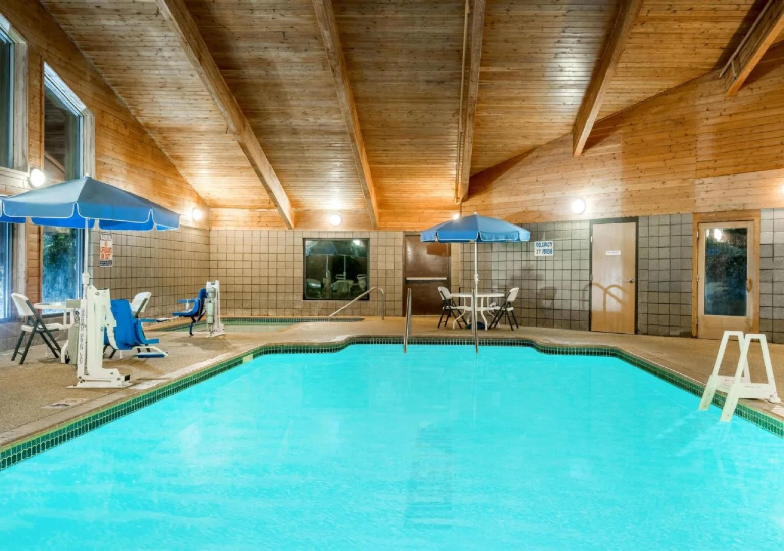 Moose Lake Lodge & Suites