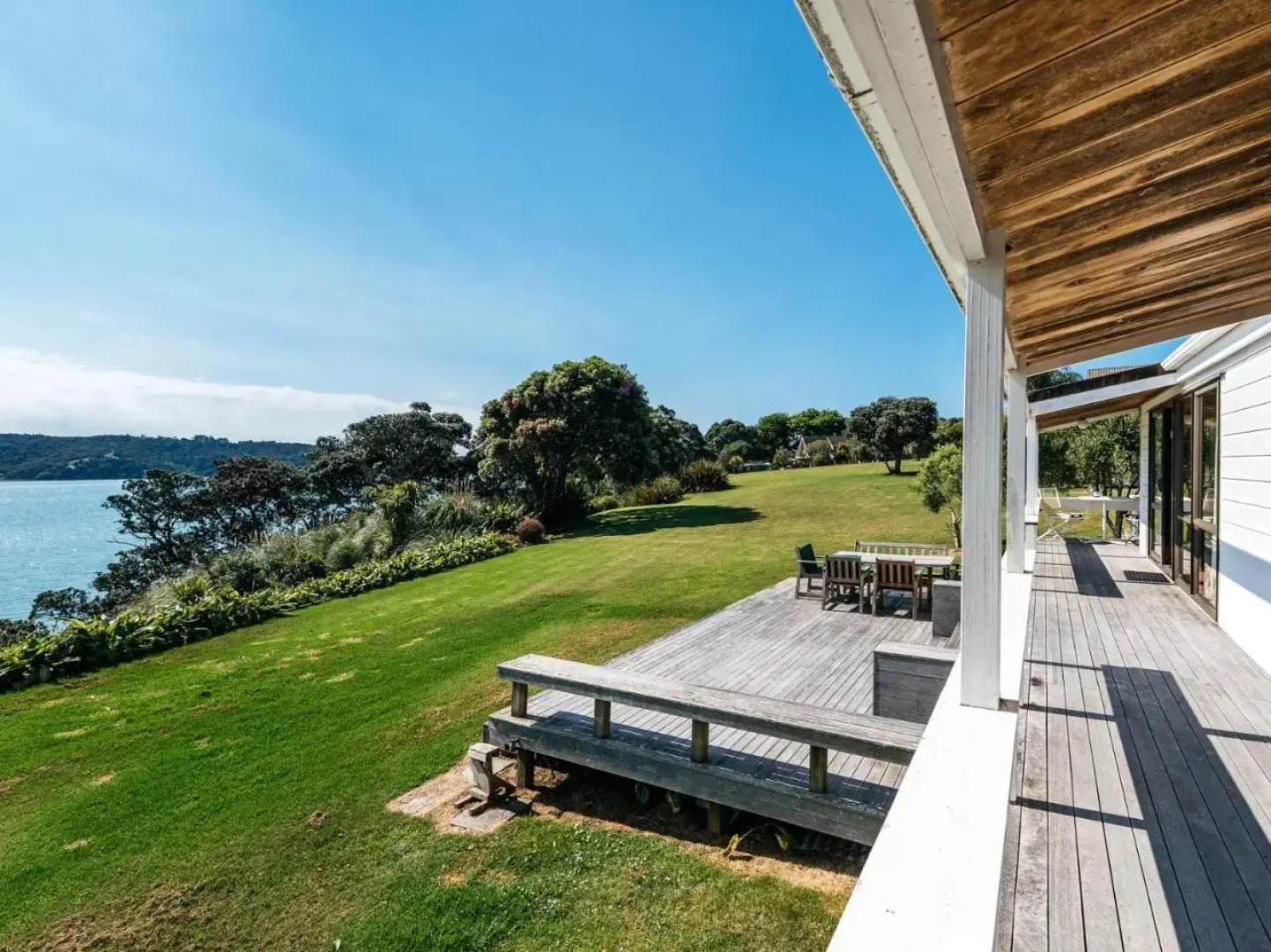 Peaceful Picnic Bay - Surfdale Holiday Home