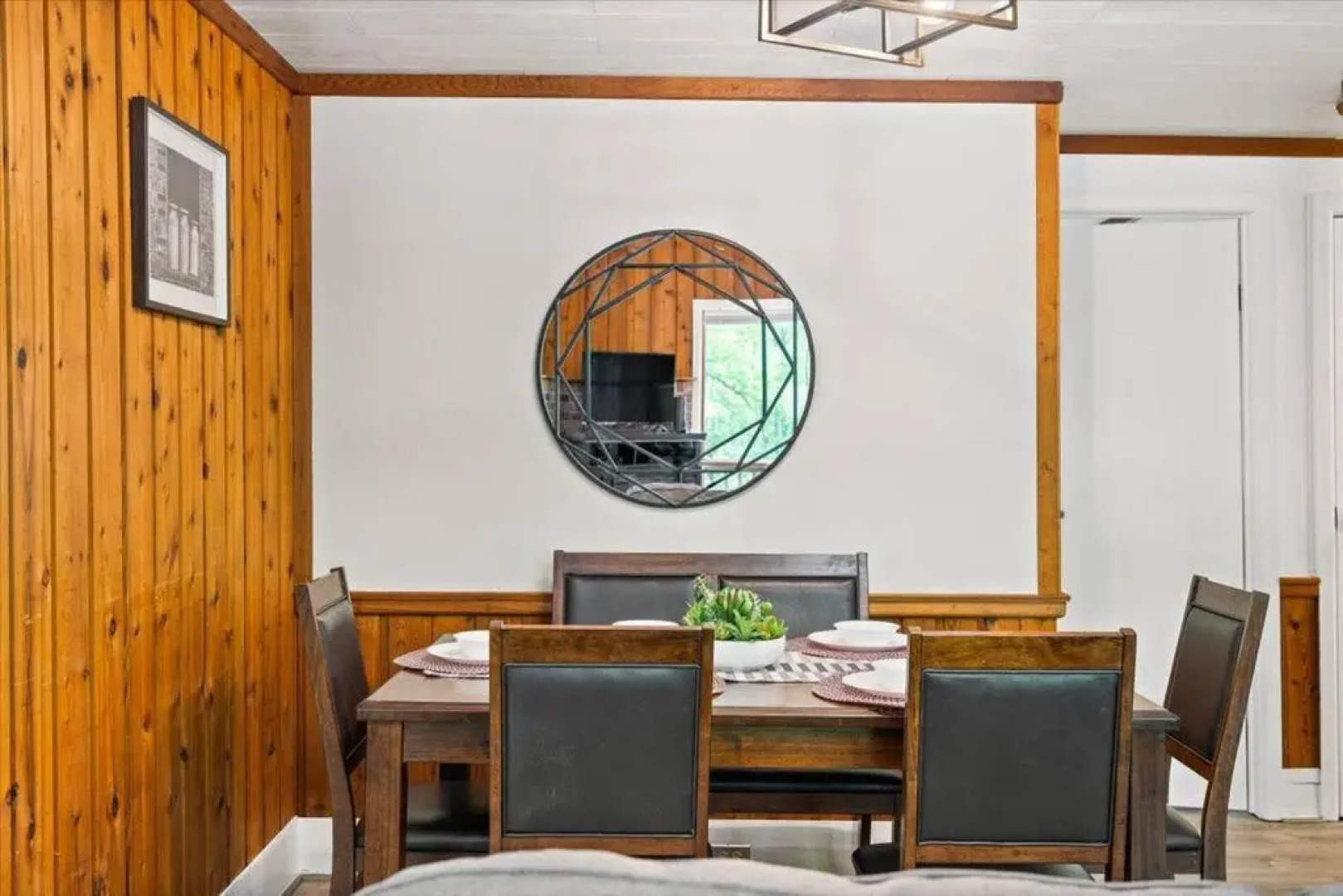 The Gingerbread House: 4 BR chalet, w/ Sunroom/Deck, sleeps 12, modern amenities