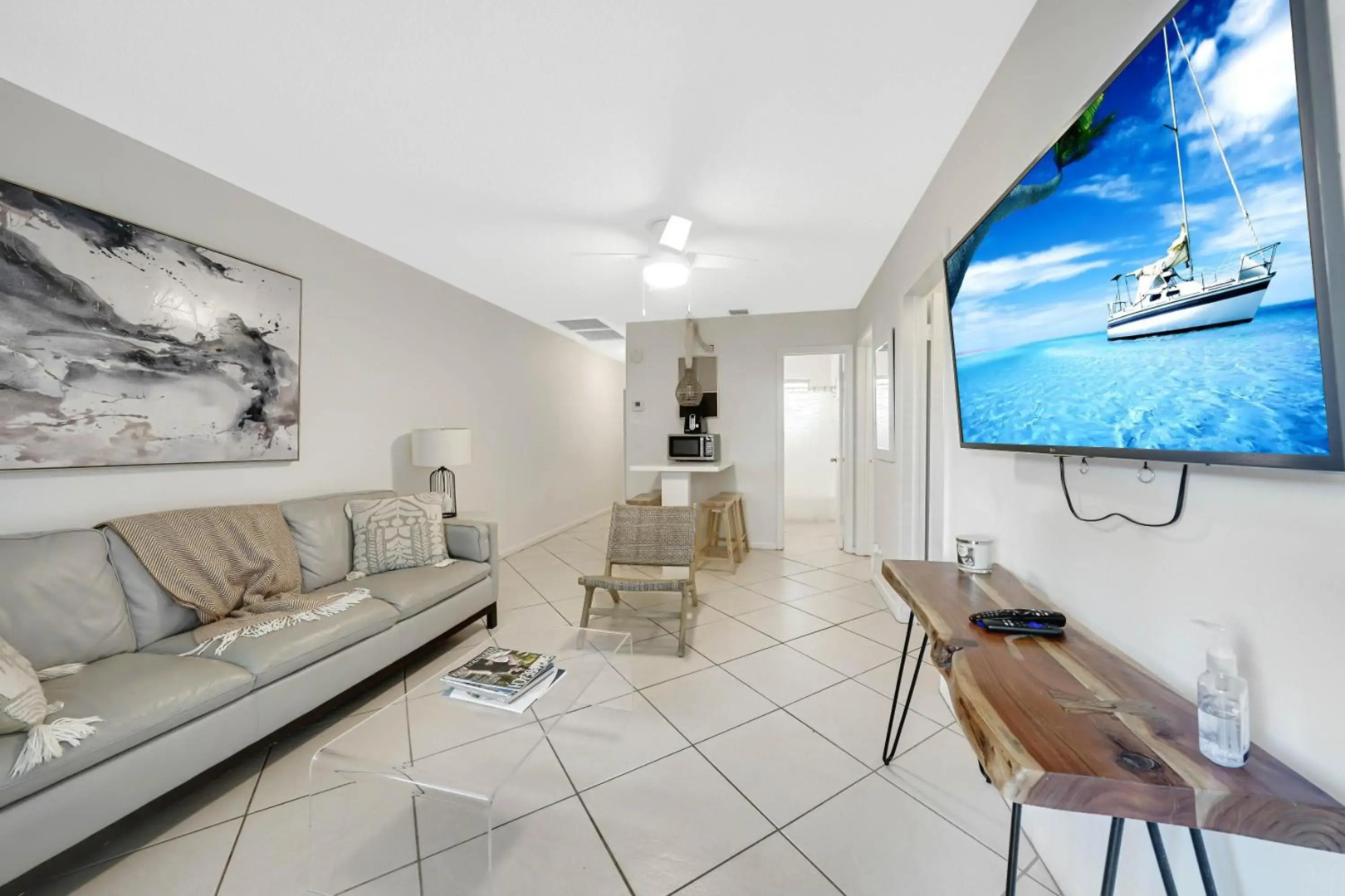 Apartment 1 block from beach and shops