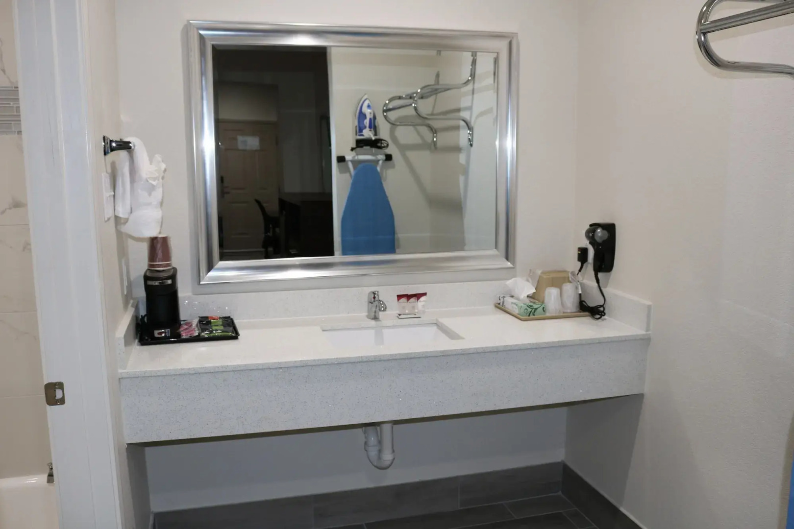 Scottish Inn & Suites - IAH Airport