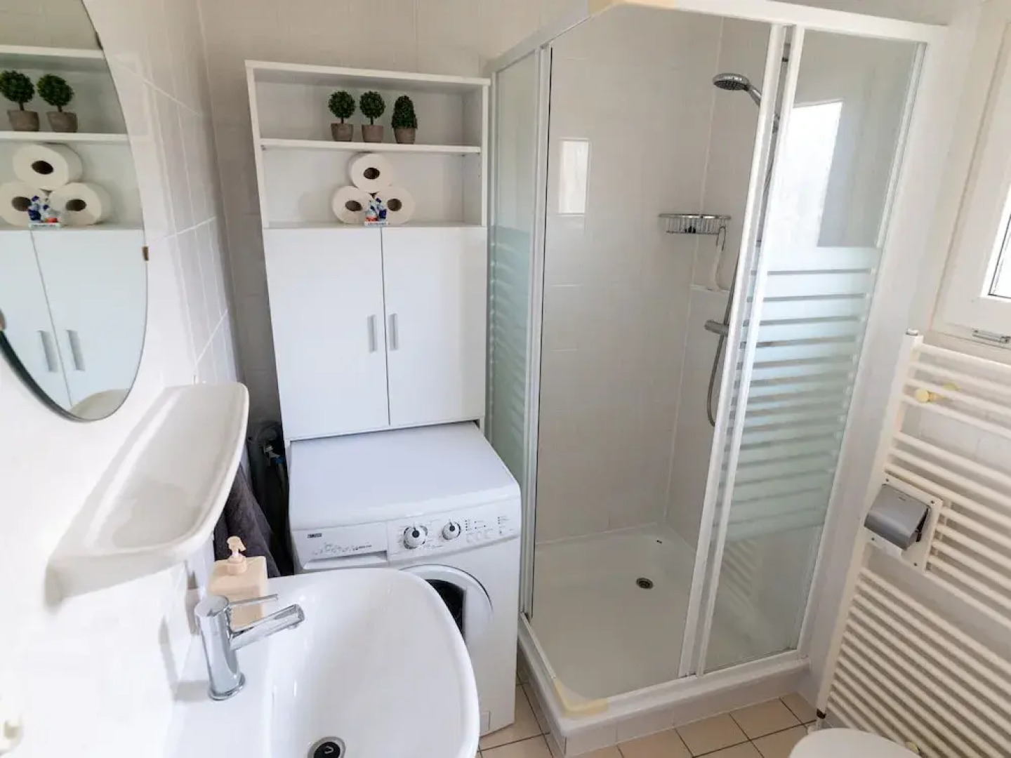 Canal-side Stay, Giethoorn