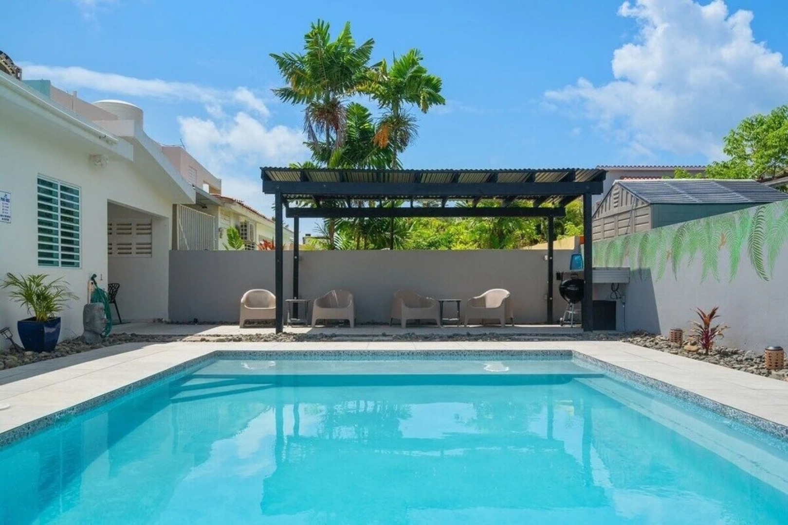 Walk to Beach or Swim in the Pool, 4 Bedrooms 4 Home by Redawning