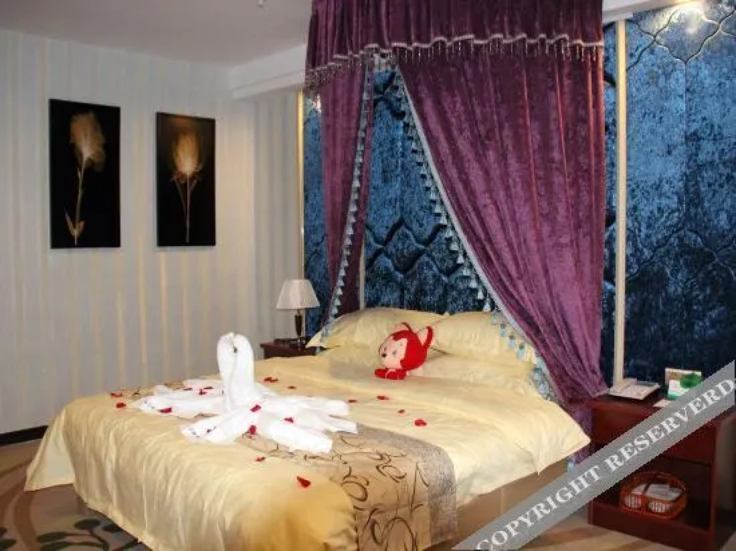 704 theme Traders Hotel