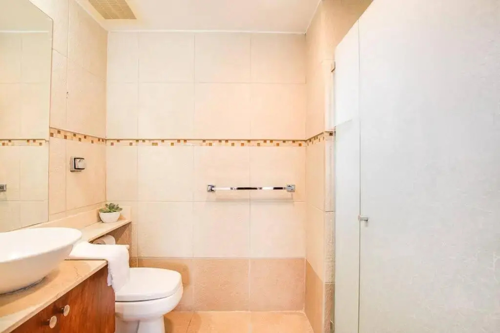 Modern 2 bed APT complex Pool,Tennis,Gym,FreeWiFi