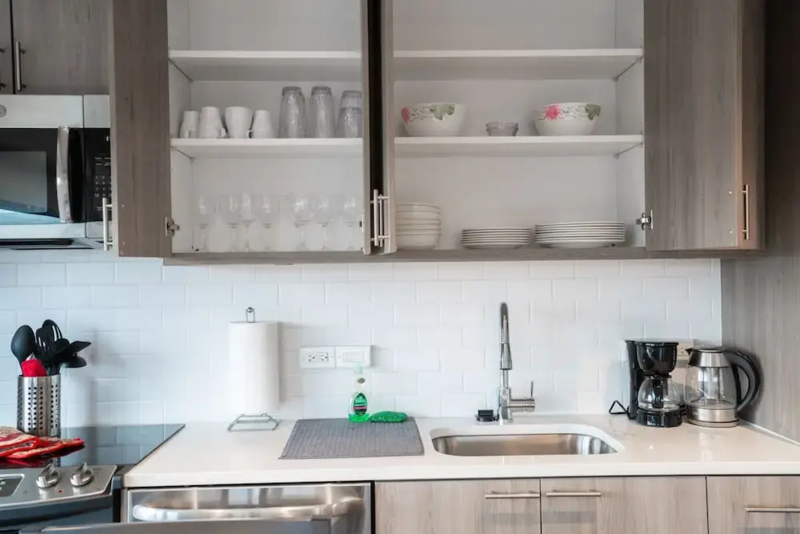 One Bedroom apartment near waterfront in a brand new building 1 Apts by RedAwning