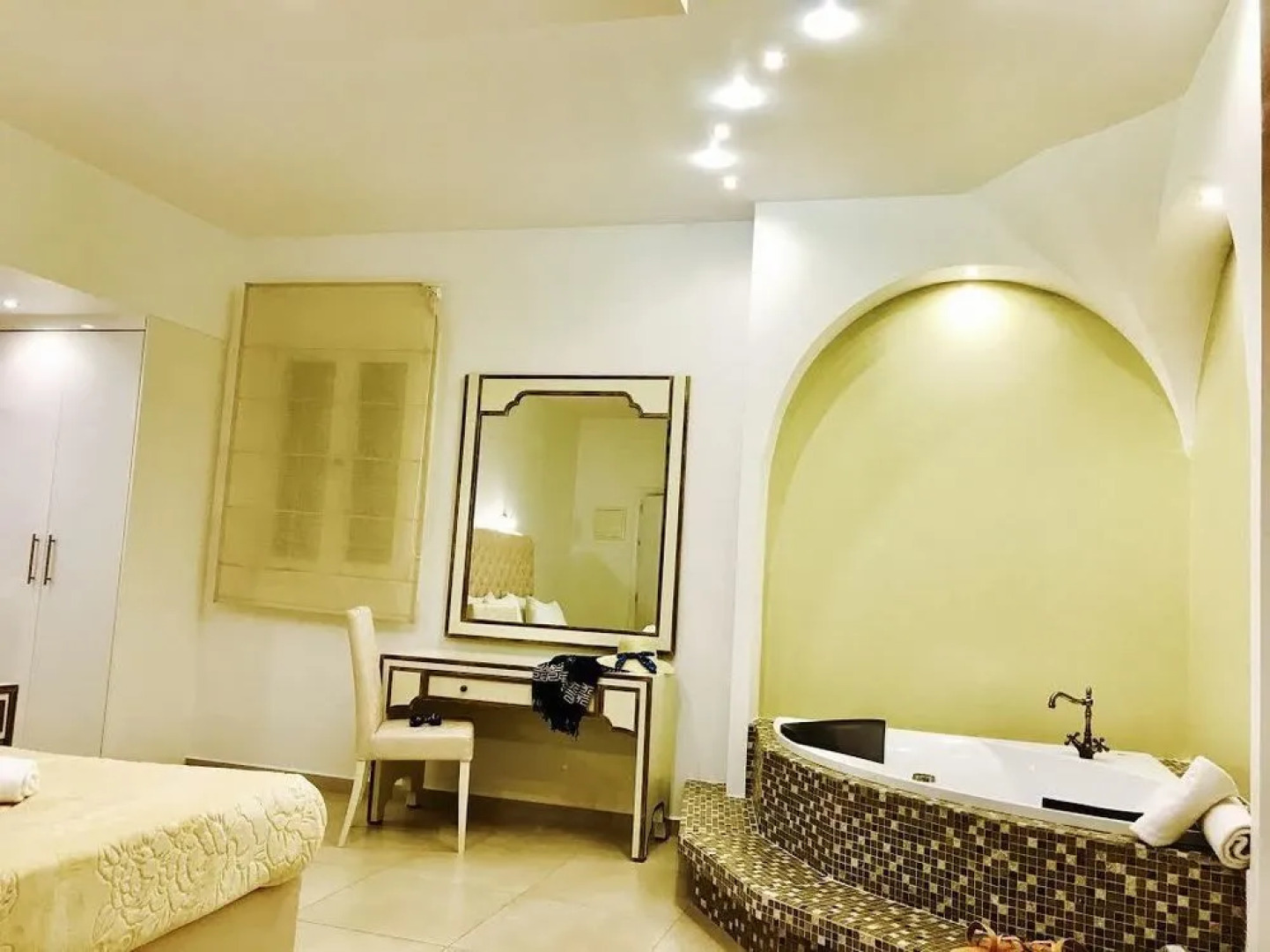 Queen Boutique Suites