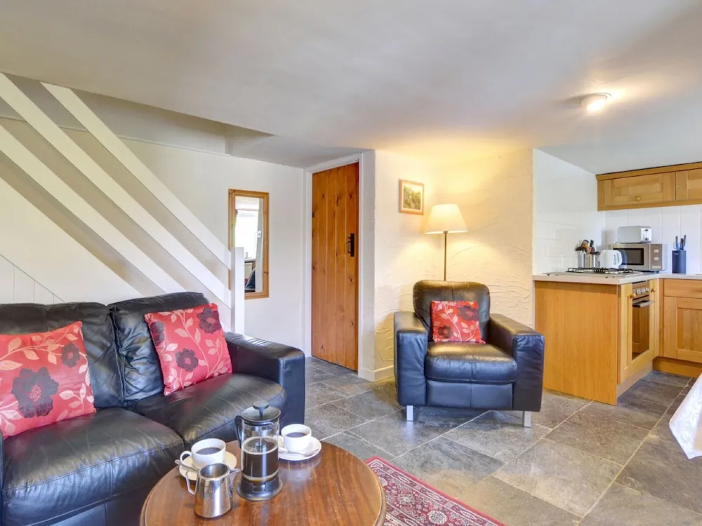 Pretty Holiday Home With Sunny Garden and a Comfortable Four-poster bed