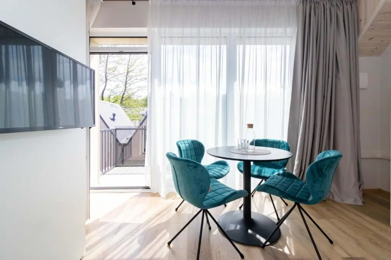 VineWood Apartment, By Cohost