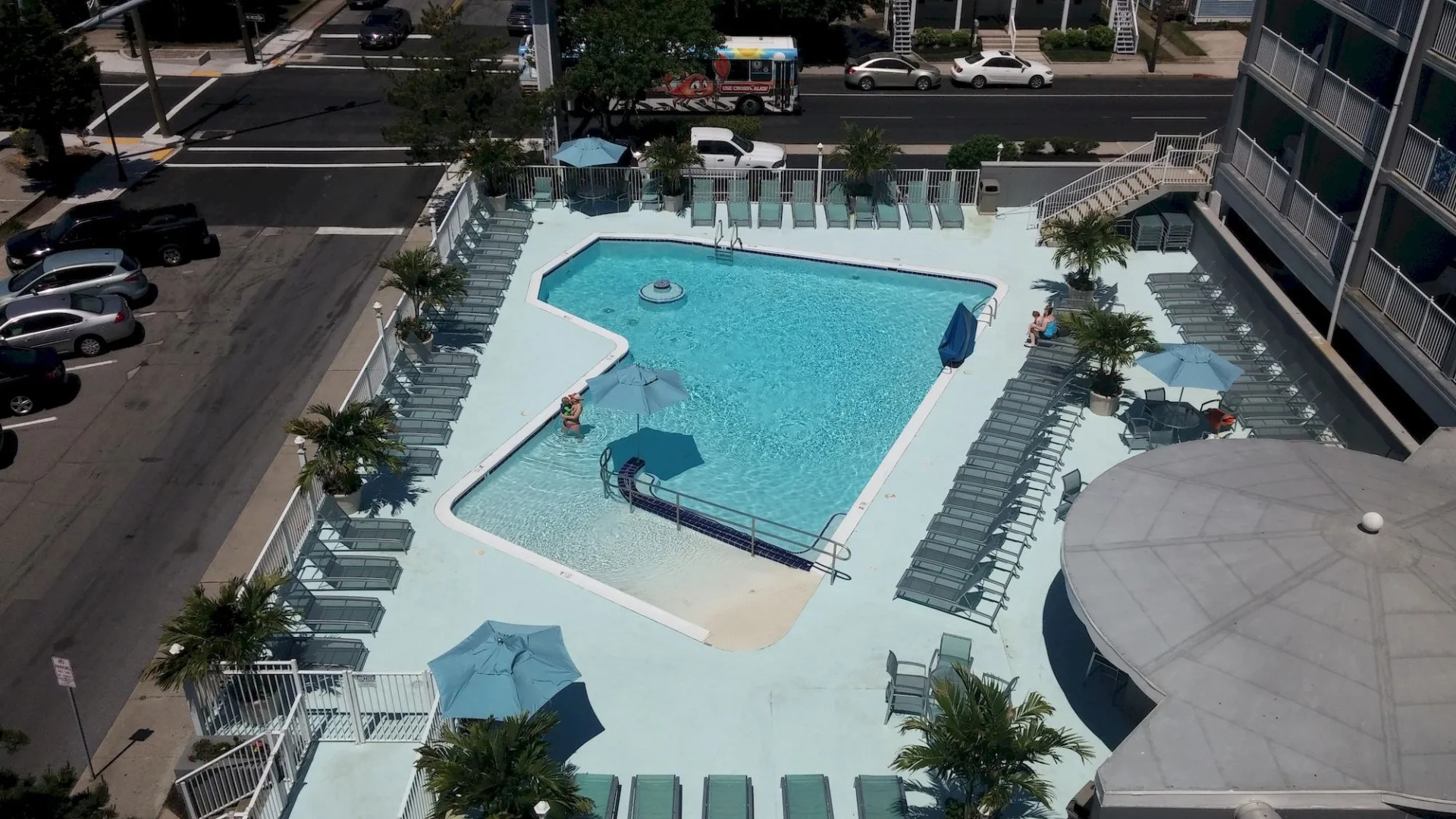 Commander Hotel & Suites