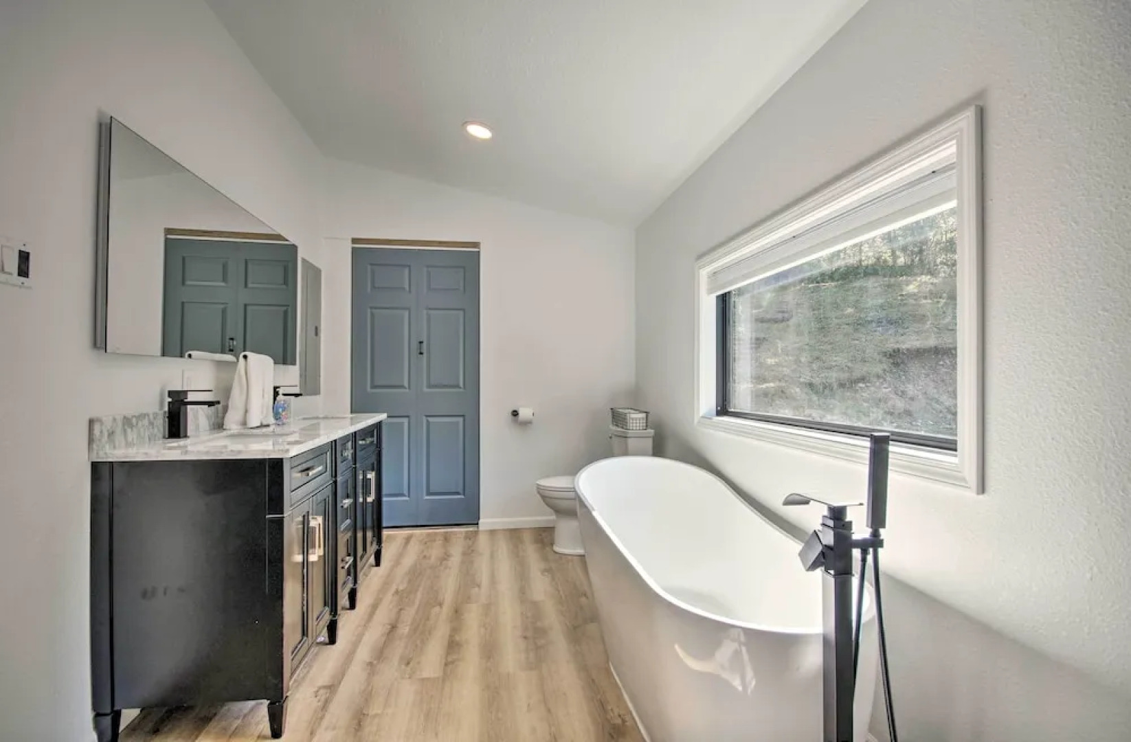 Waterfront Escape: Ozarks Home + Guest House!