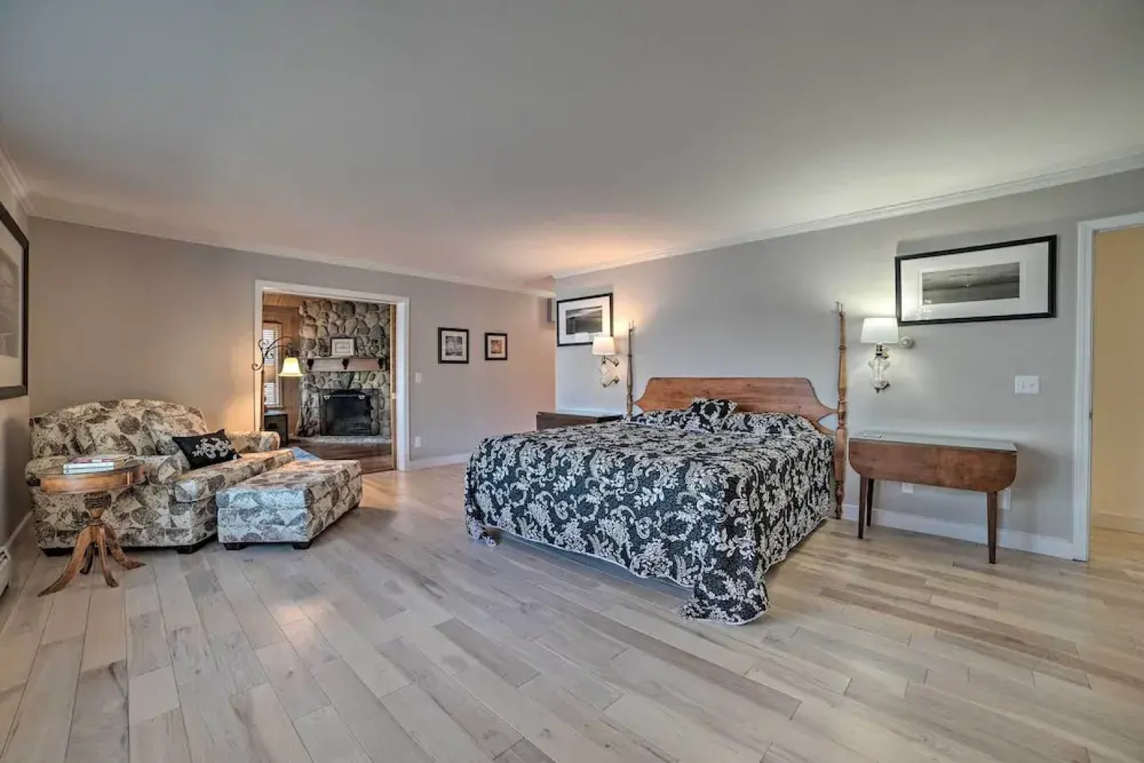 2 Living Areas, Tennis! Waterfront Suttons Bay Gem