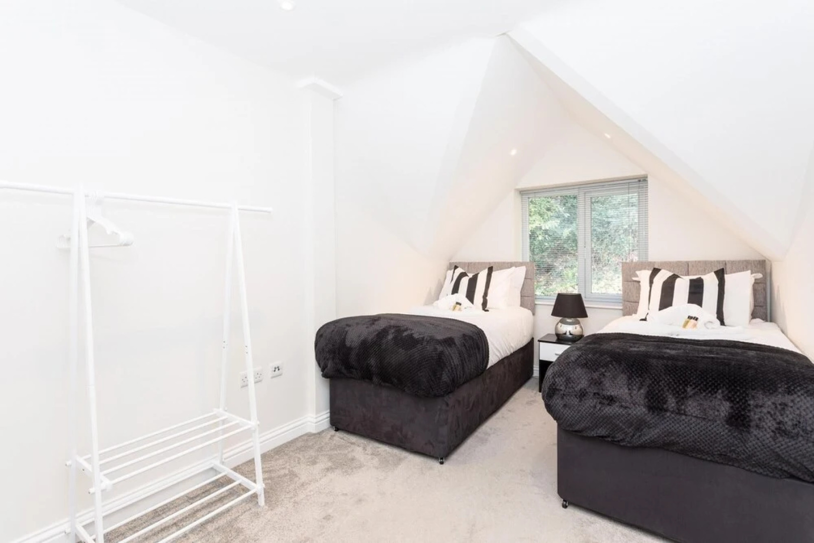 Garland Penthouse- Large 2 bed 2 Bath Self Contained Flat- Close to Shops