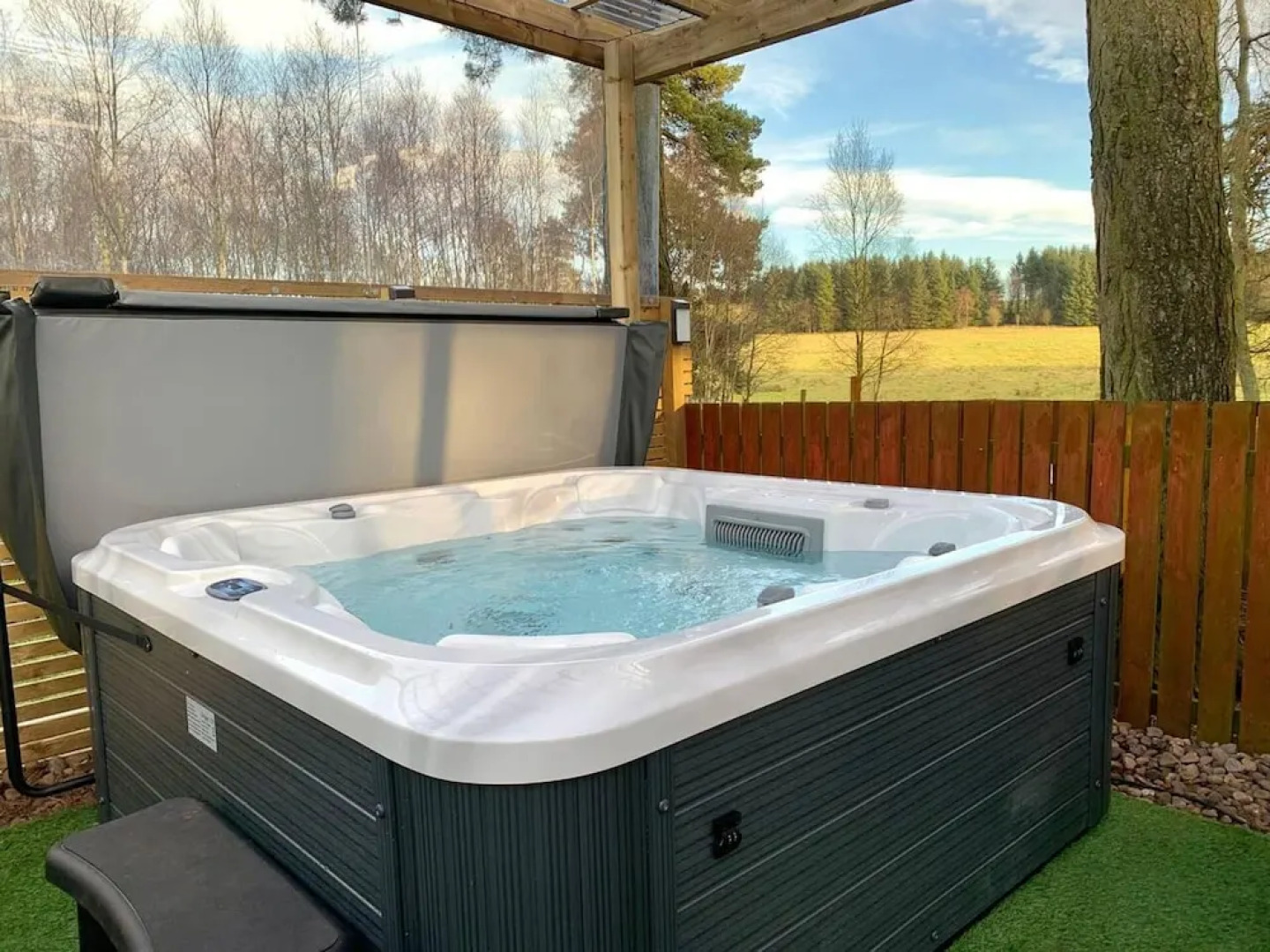Lovely Semi-rural Caravan & Hot Tub - Sleeps Fam 6