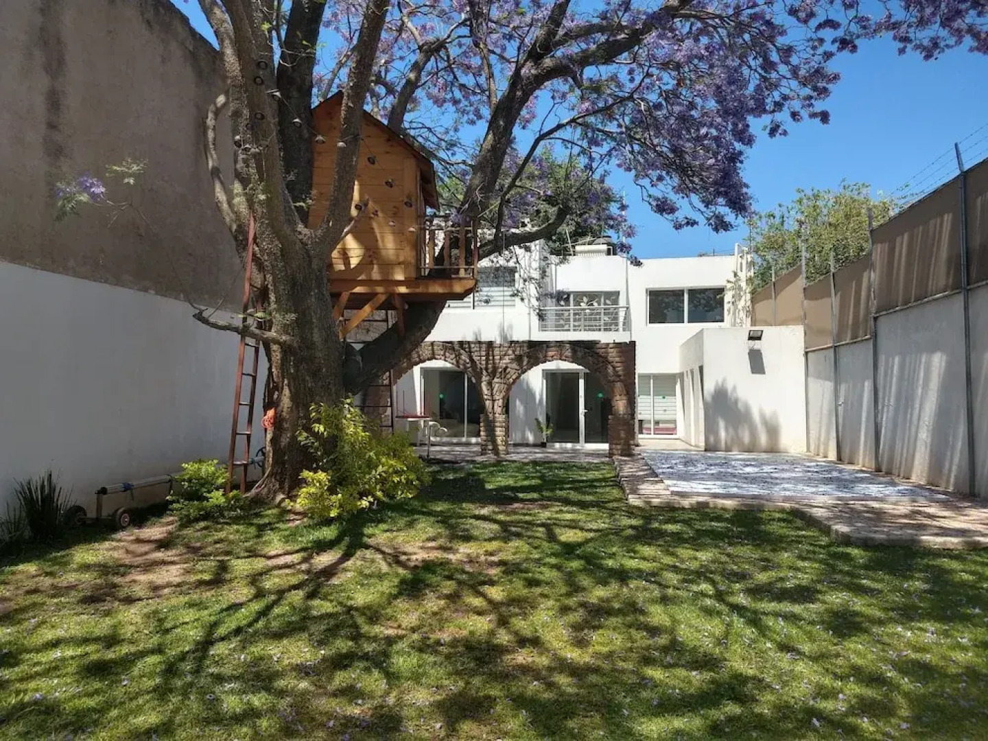 Hermosa casa con jardin y alberca