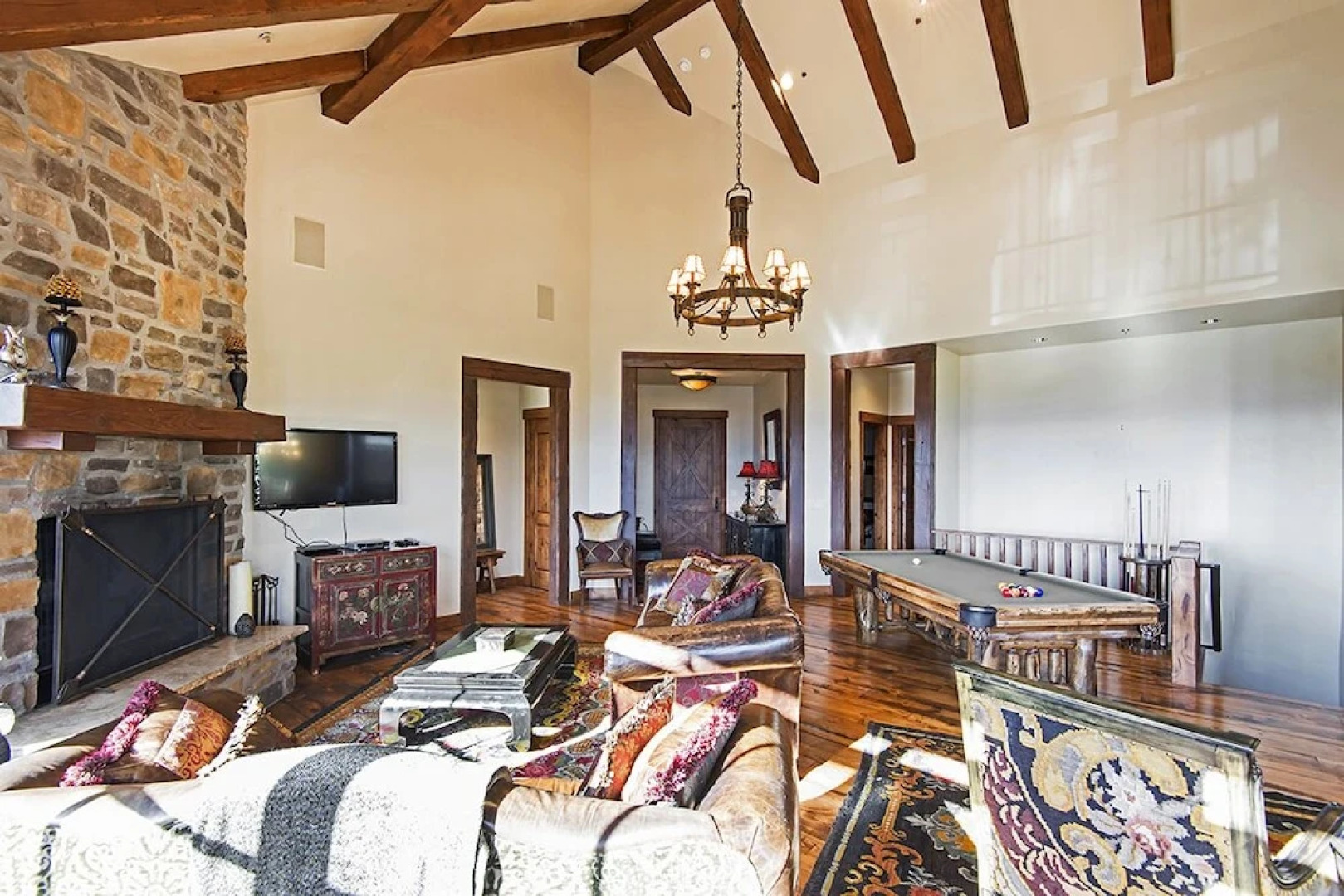 4BR Luxury Ranch Cabin by RedAwning