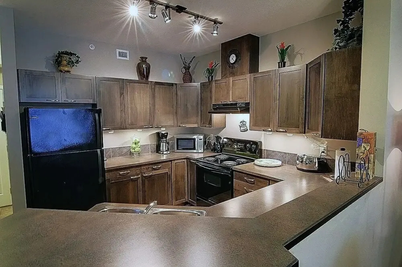 Discovery Bay Resort by Kelowna Resort Acc. - 80+ suites available