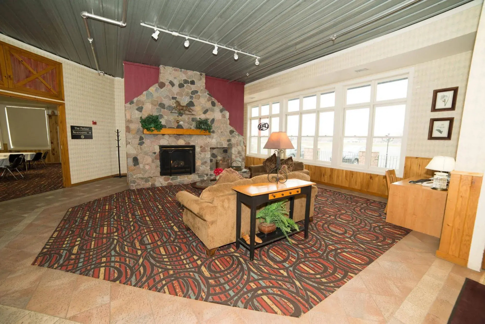 HomeTown Inn & Suites