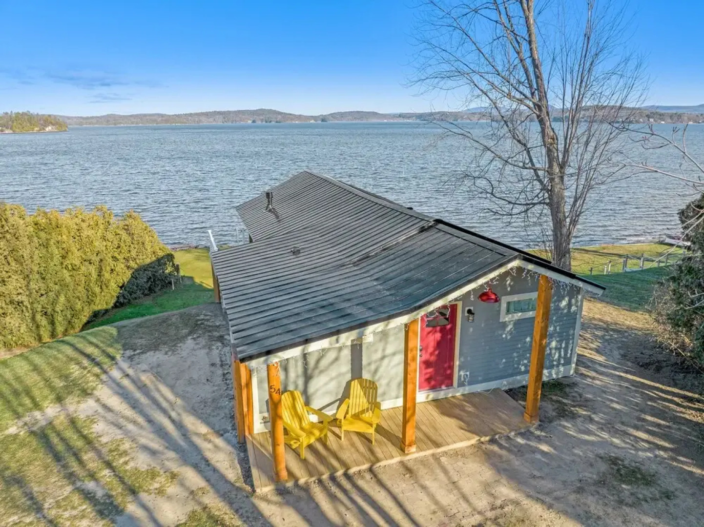 Cozy Lakeshore Cottage