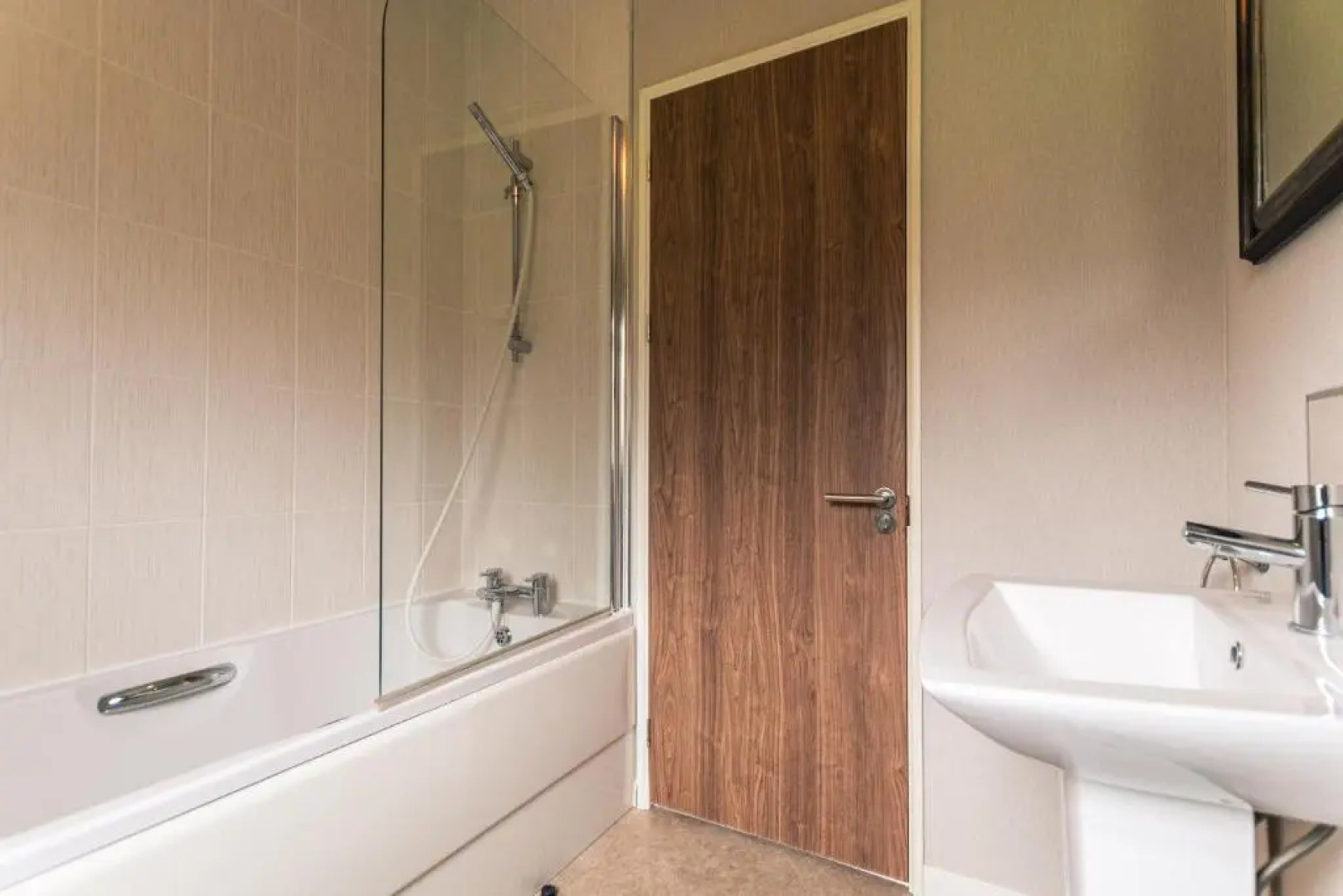 Kingfisher Lodge with Hot Tub