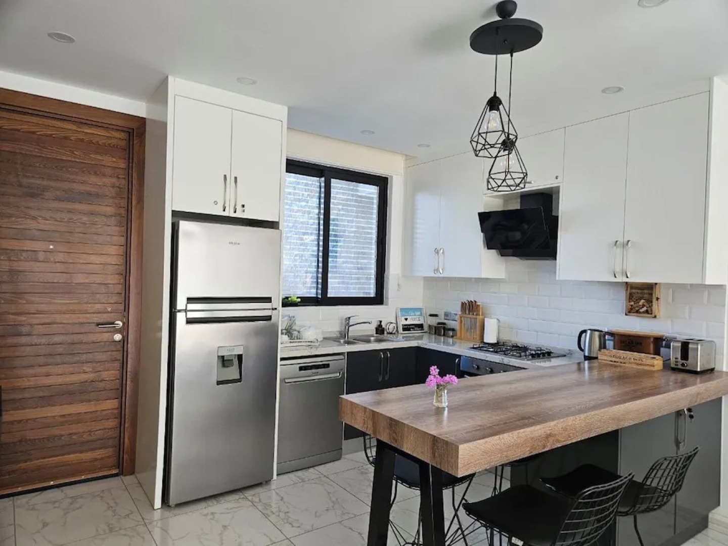 Serene Three-bedroom Retreat in Unforgettable Setting