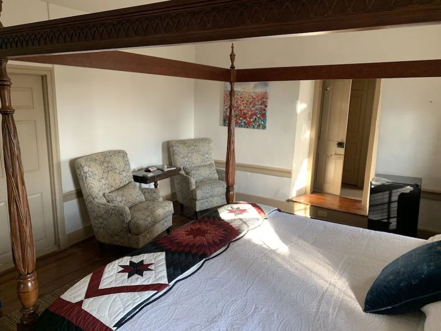 The Avenue Guesthouse and Gallery