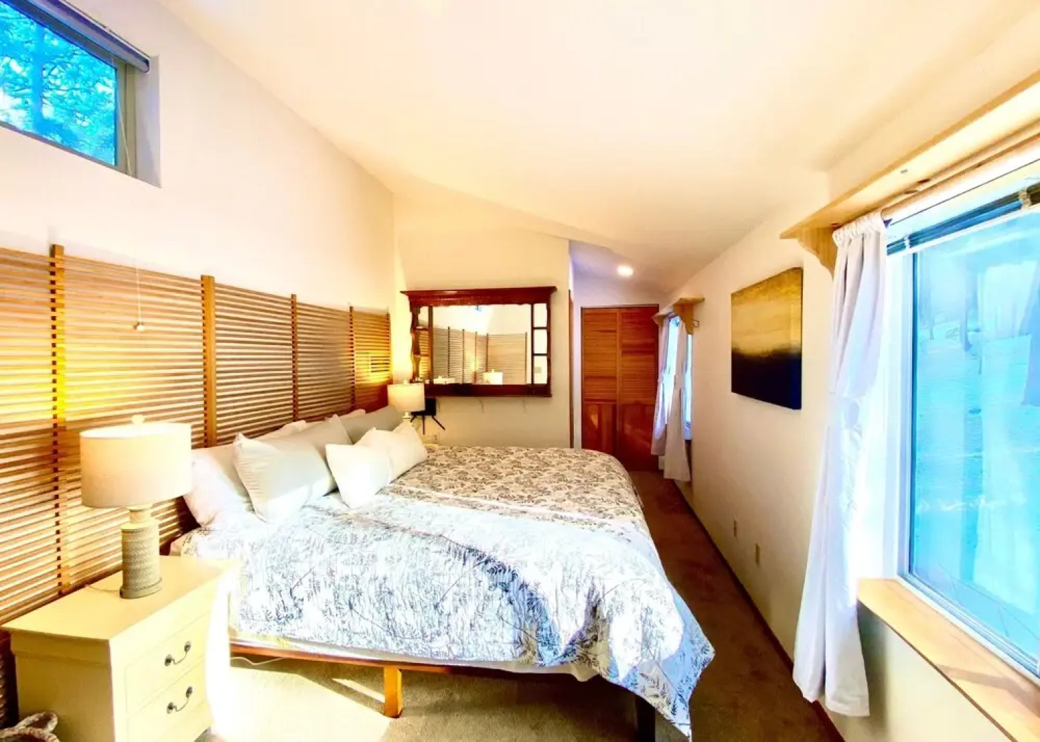 Lilac Cabin Family-friendly Highspeed Wi-fi 3 Bedroom Home by RedAwning