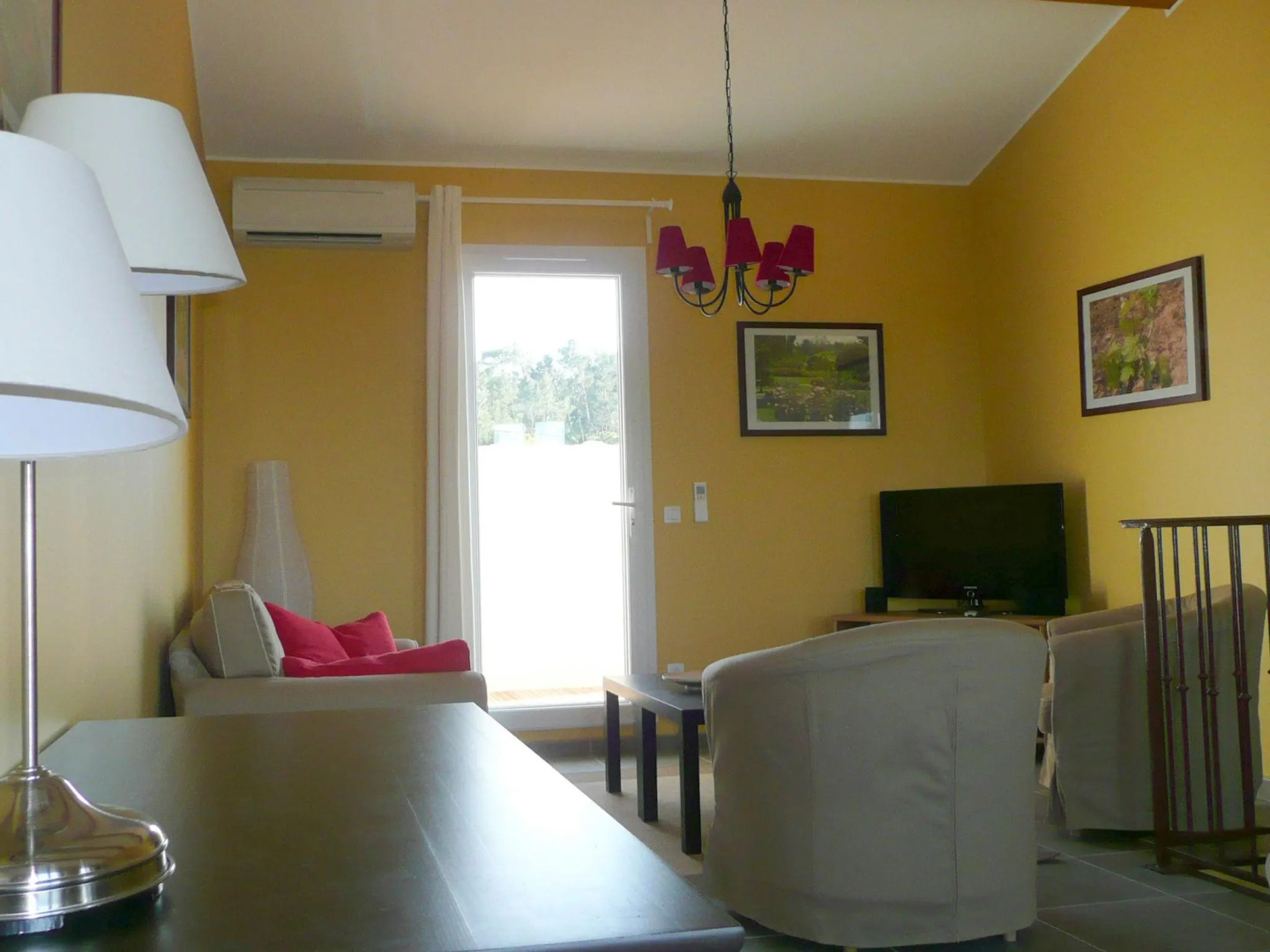 Villa with air-con, heated pool, jacuzzi, fenced garden and kids play equipment