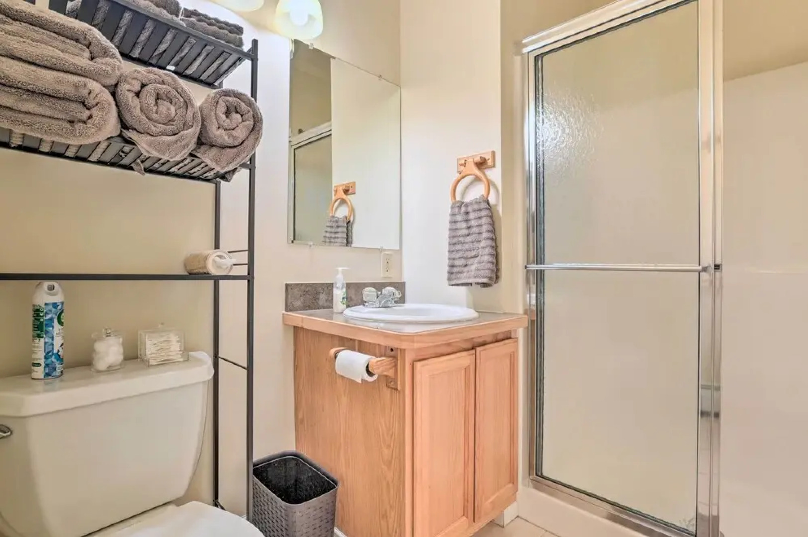 Downtown Loft Apartment, Steps to Riverfront!