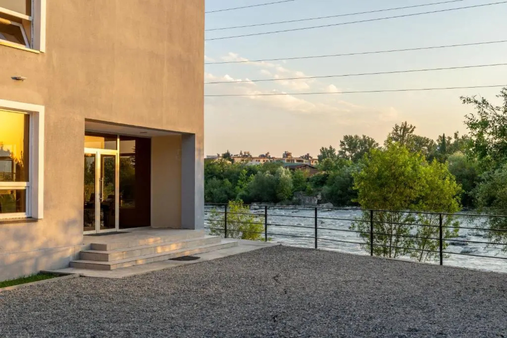 Four Seasons Riverside