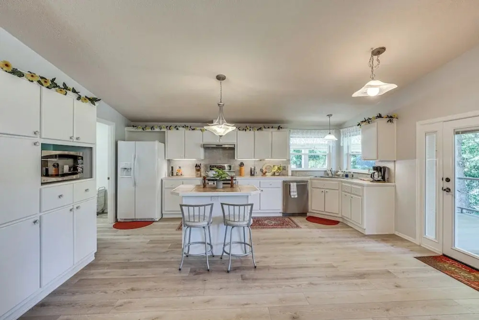 Waterfront Shady Cove Home w/ Fishing Deck!