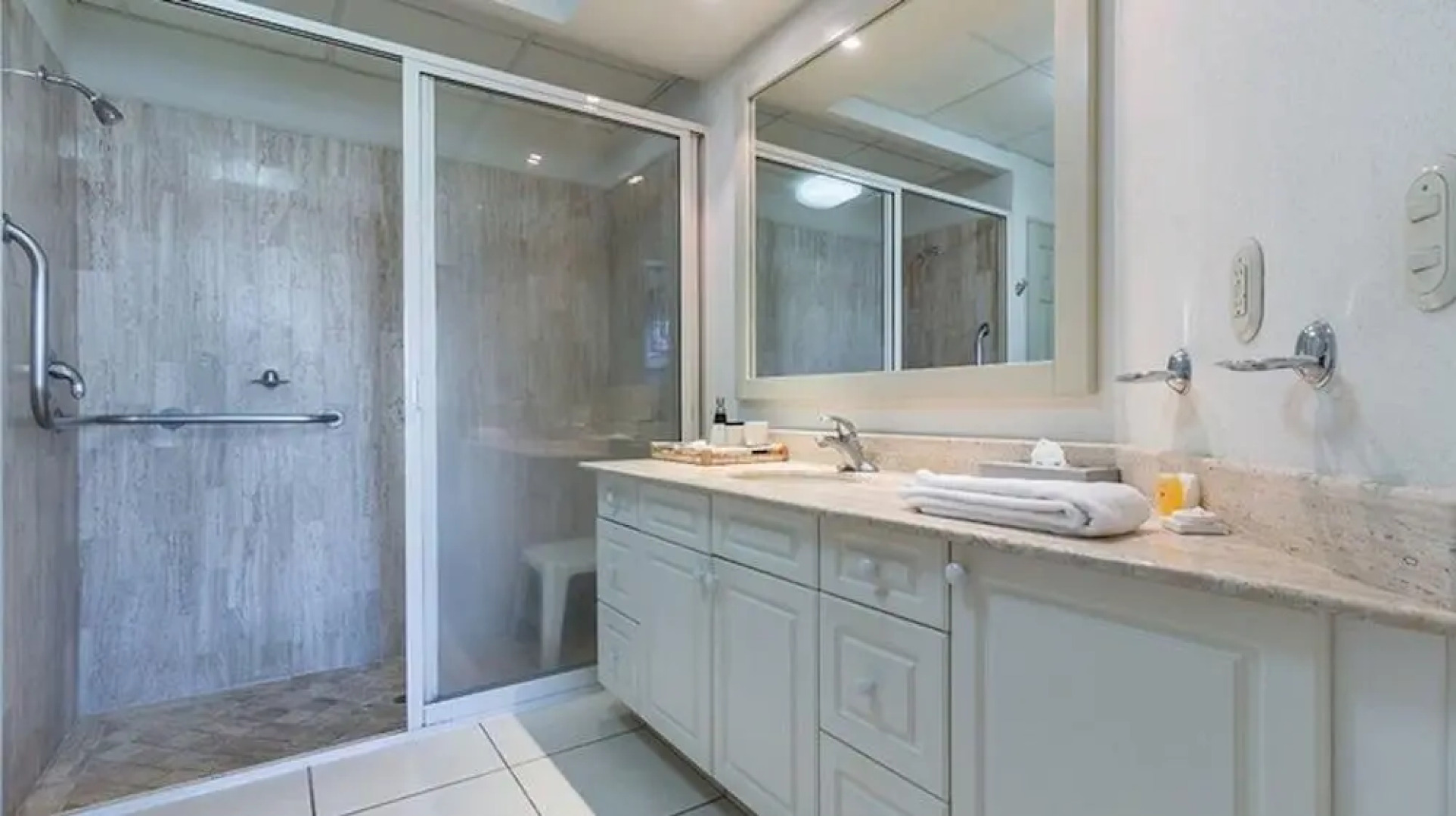 Unlimited Luxury Villas - Playa Royale Condo