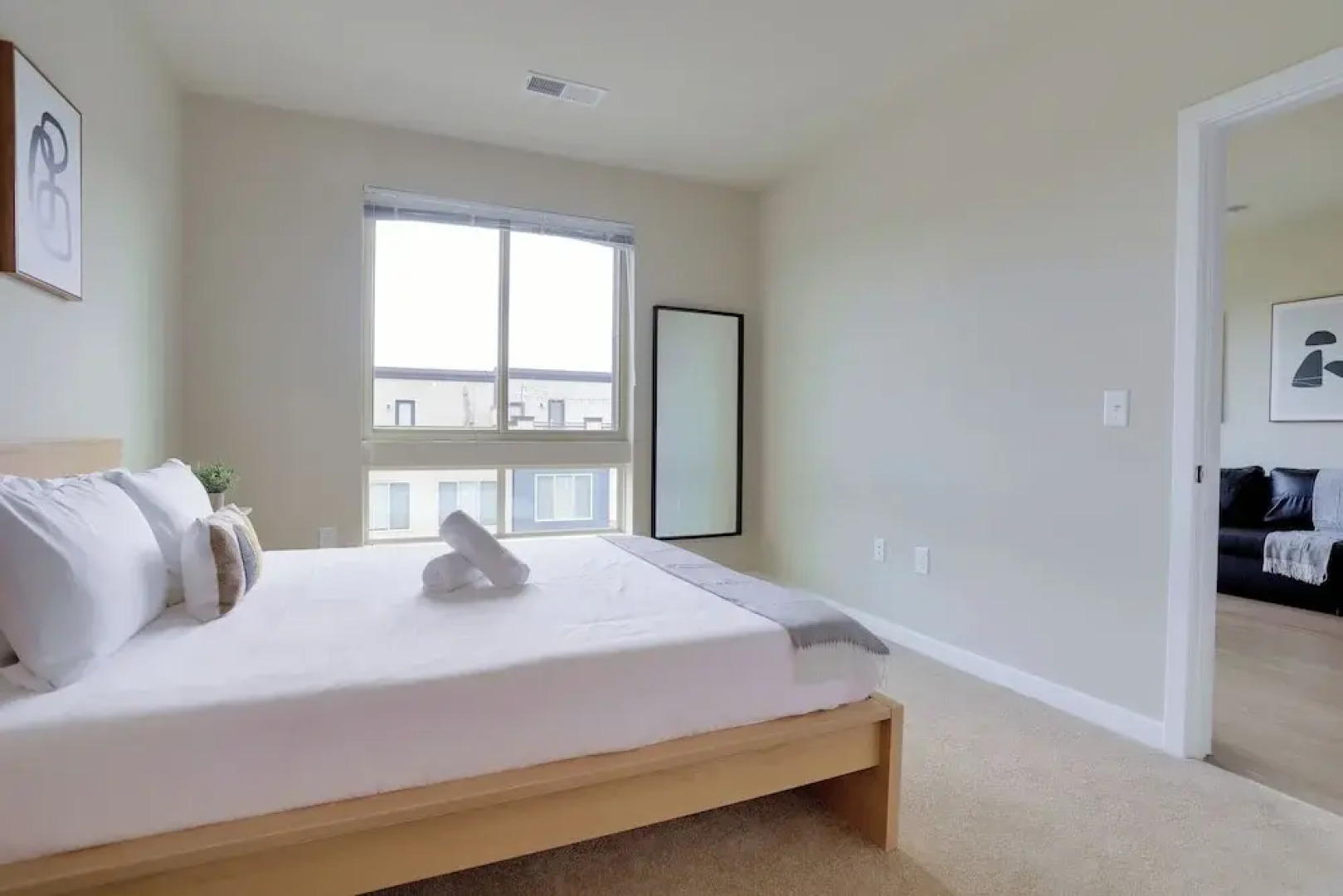 Stylish 2BR Condo in Alexandria