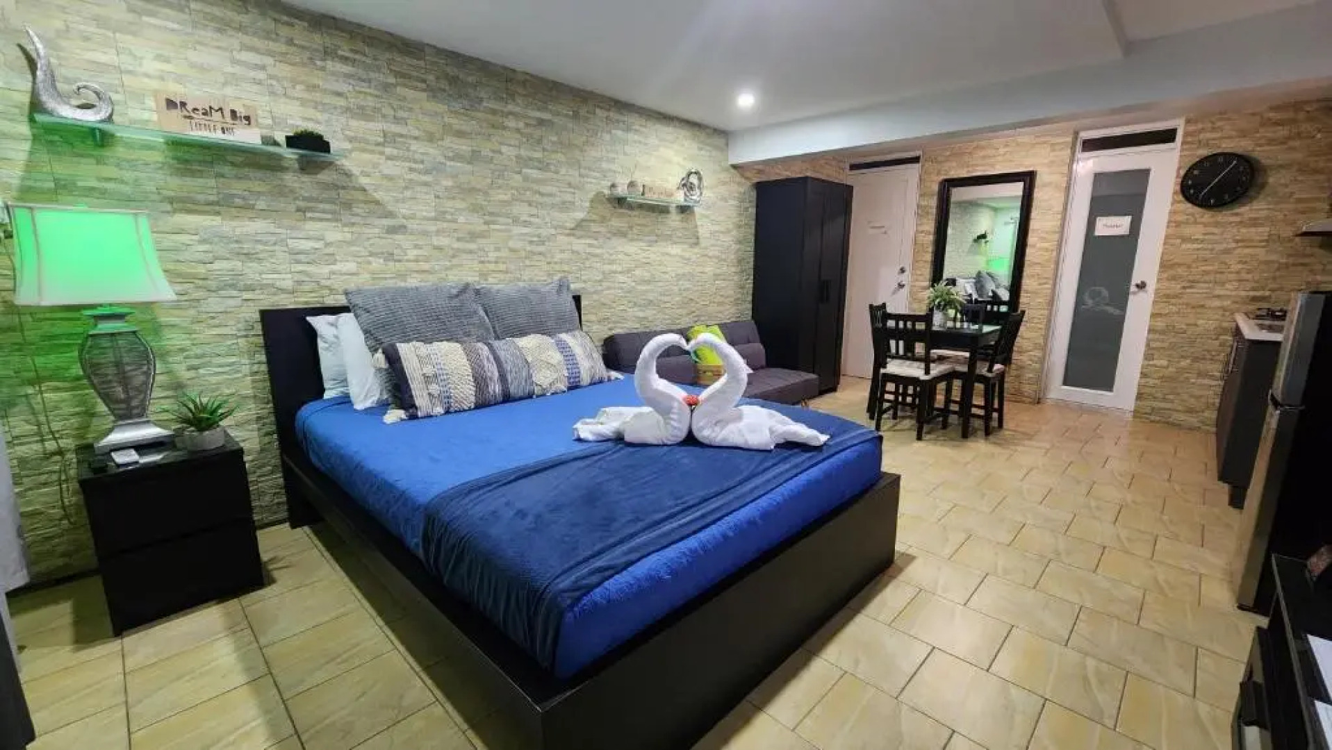 Palm's Luxury Suite with Private Jacuzzi