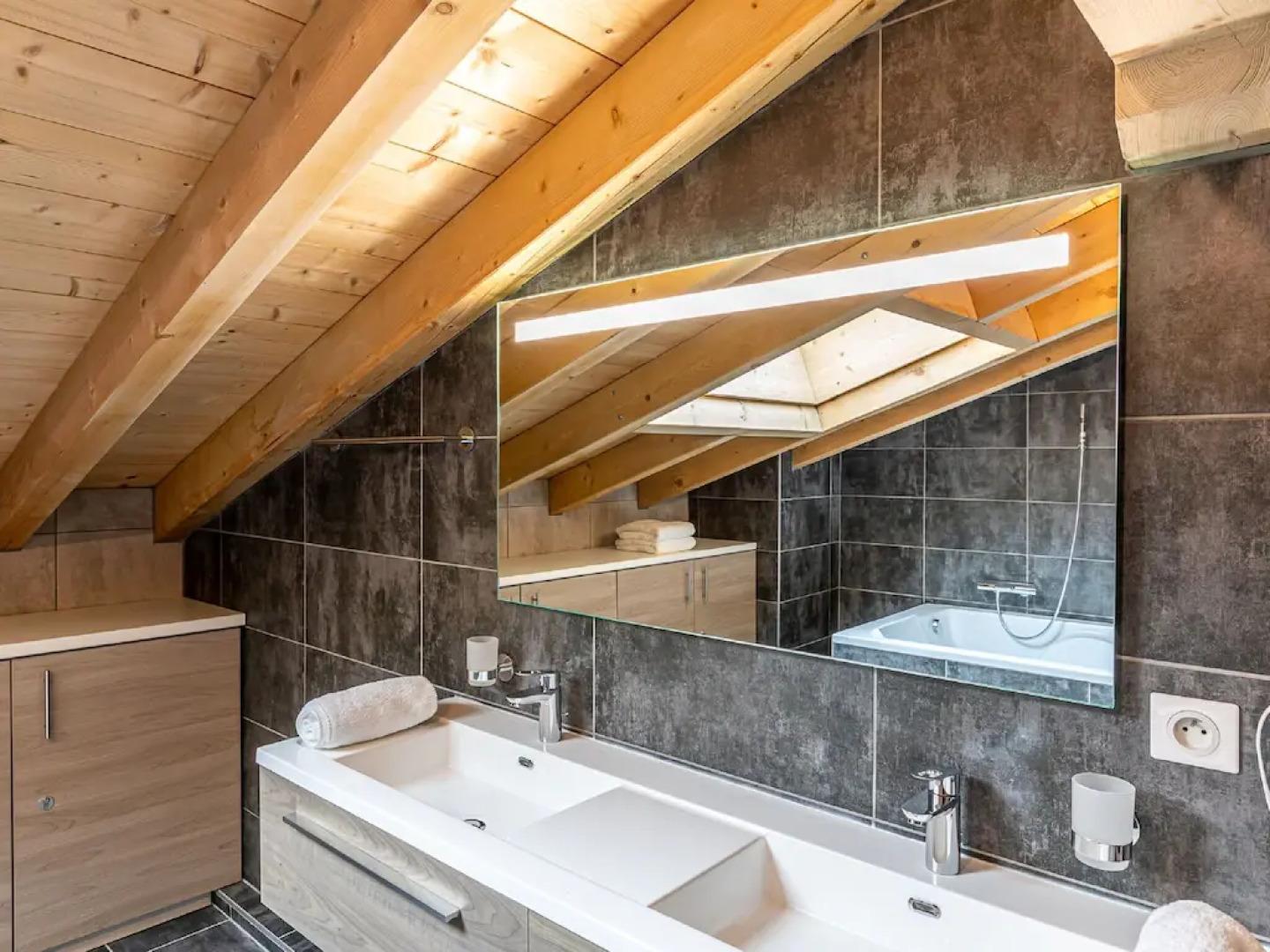 Penthouse with spacious balcony, ski lift 1.5 km away.