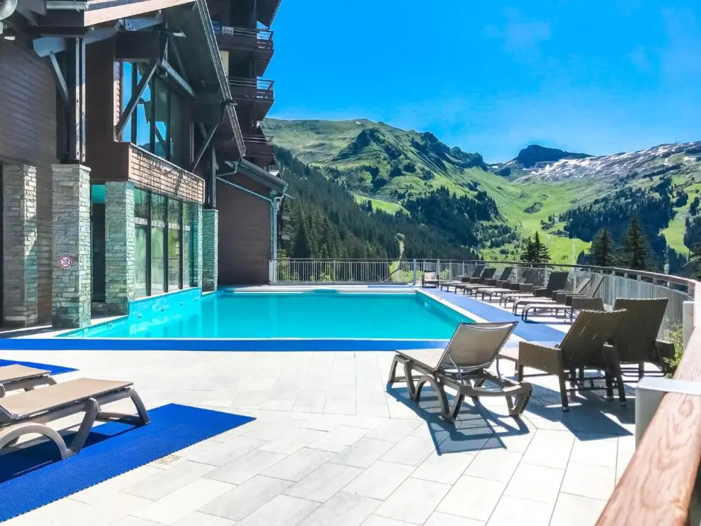 Private penthouse 2-bed Apartment, ski in and out in 5* Flaine Residence