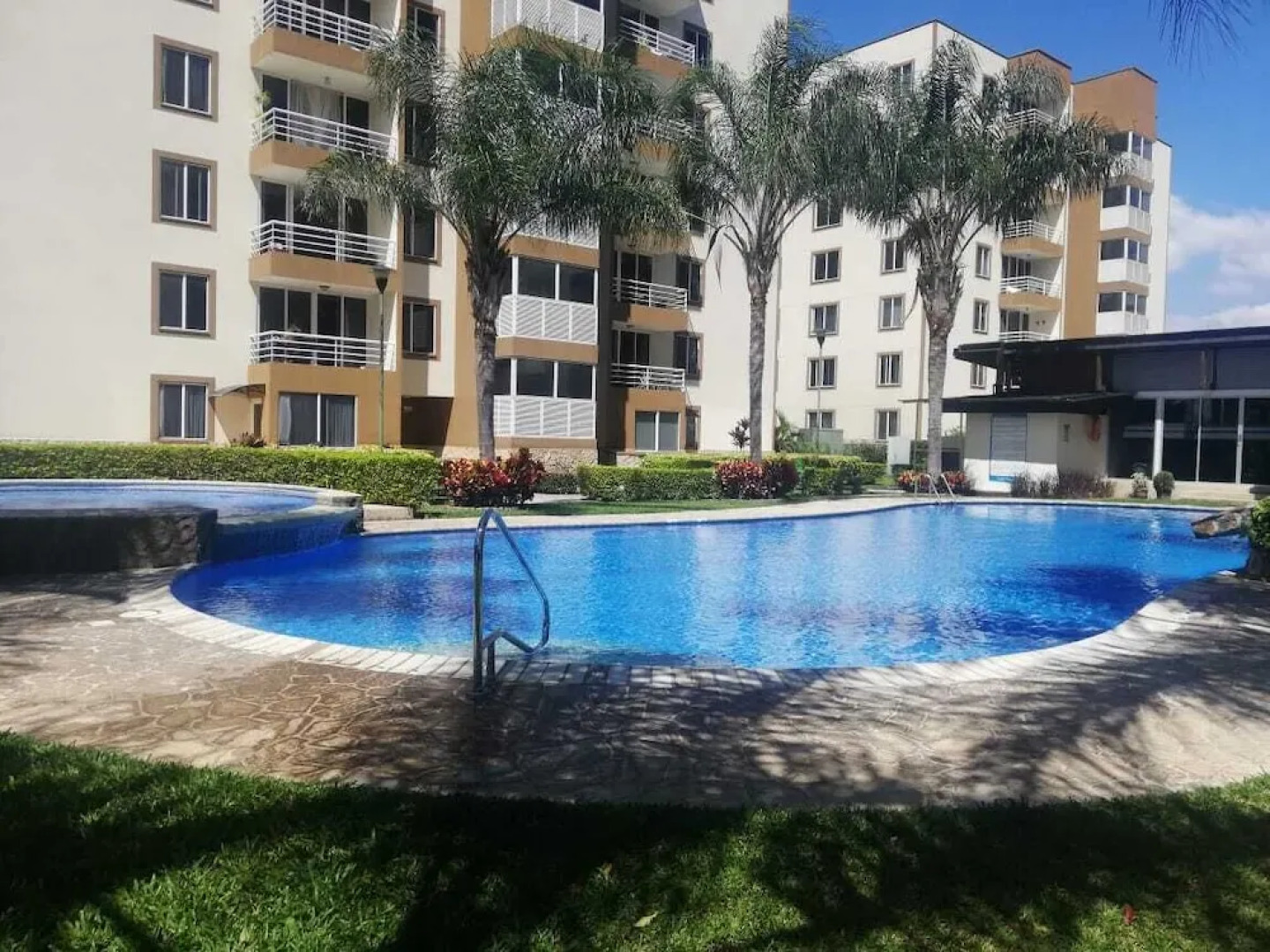 Apartment by airport on way to beach