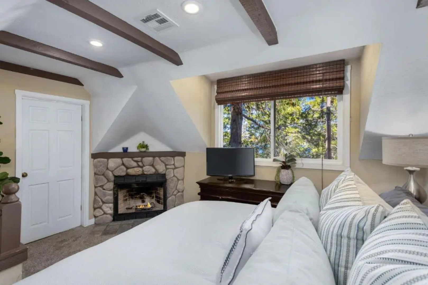 Spectacular Lake View, Luxe 3 Level Home, 1750 sqft, AC, Dogs, Walk to Village