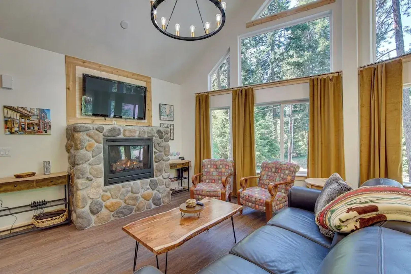 Unwind in Cle Elum: Hot Tub & Cozy Fireplace!